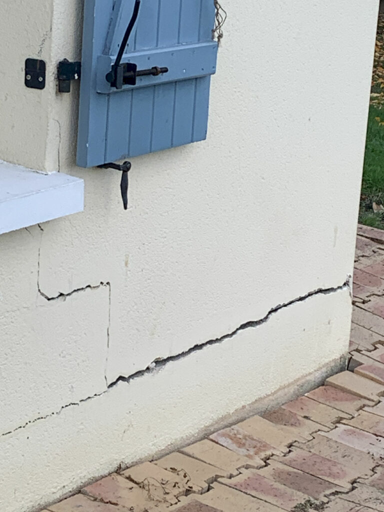 Expertise de cette énorme fissure sur cette maison à côté de Villefranche sur Saône