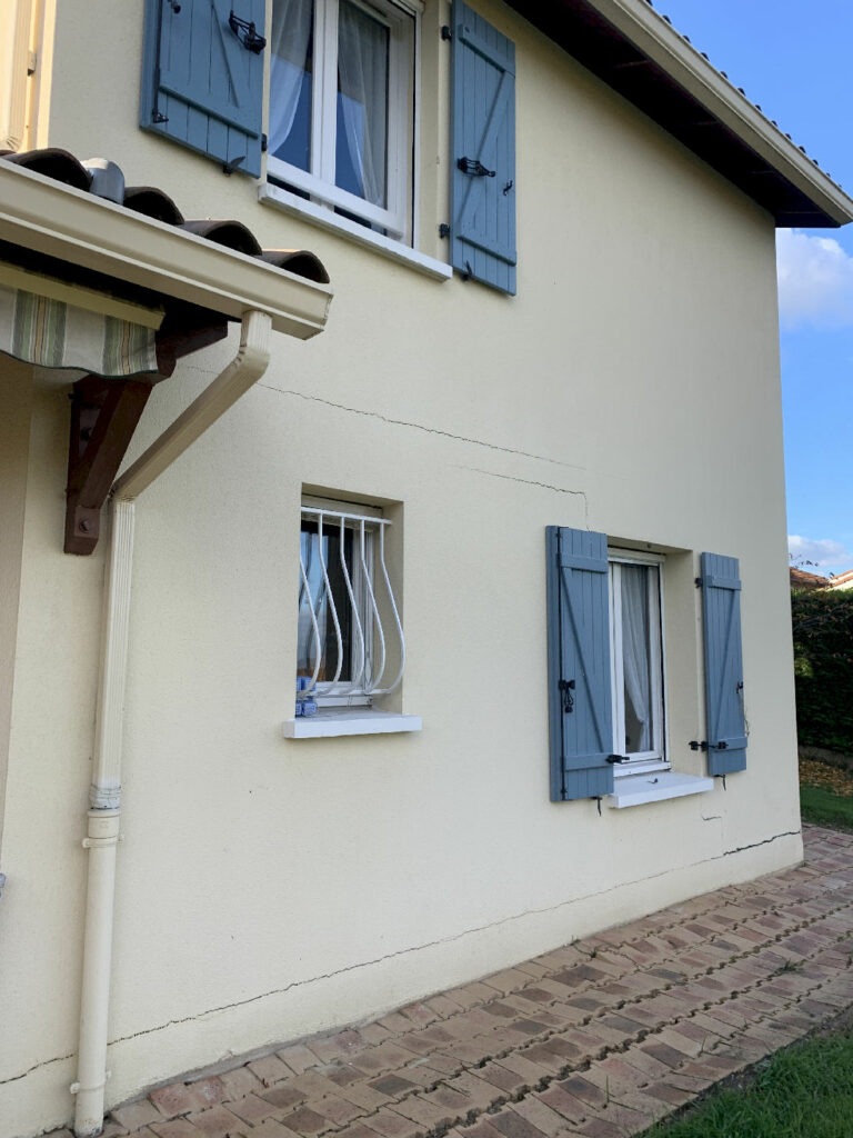 Facade Est de la maison de Anse - Villefranche sur Saône avec fissures