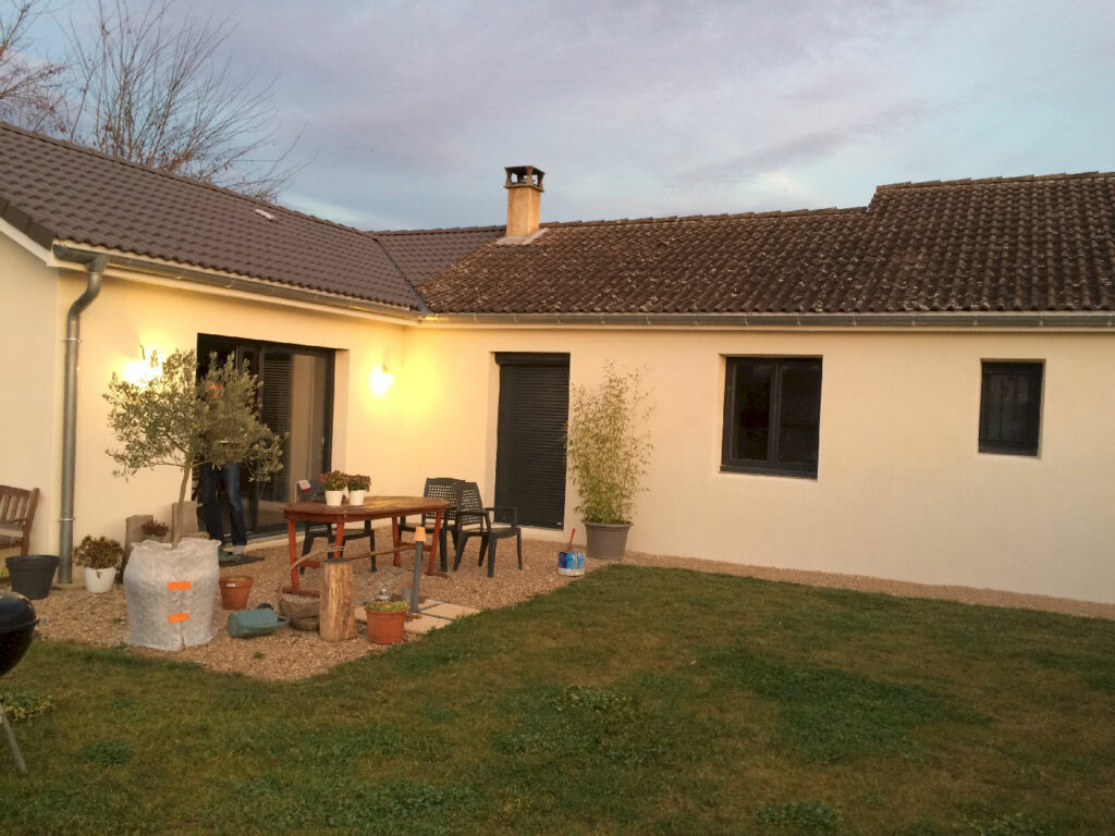 Maison individuelle rénovée avec extension à Sainte-Euphémie vue de devant